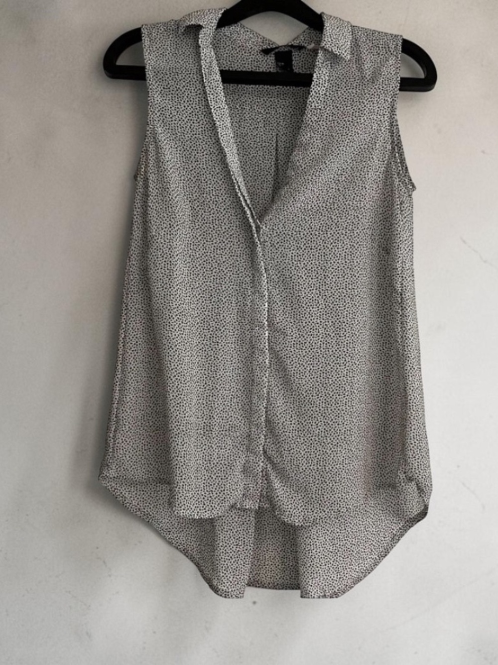 🤩 H&M Sleeveless Button Up Blouse - size 2